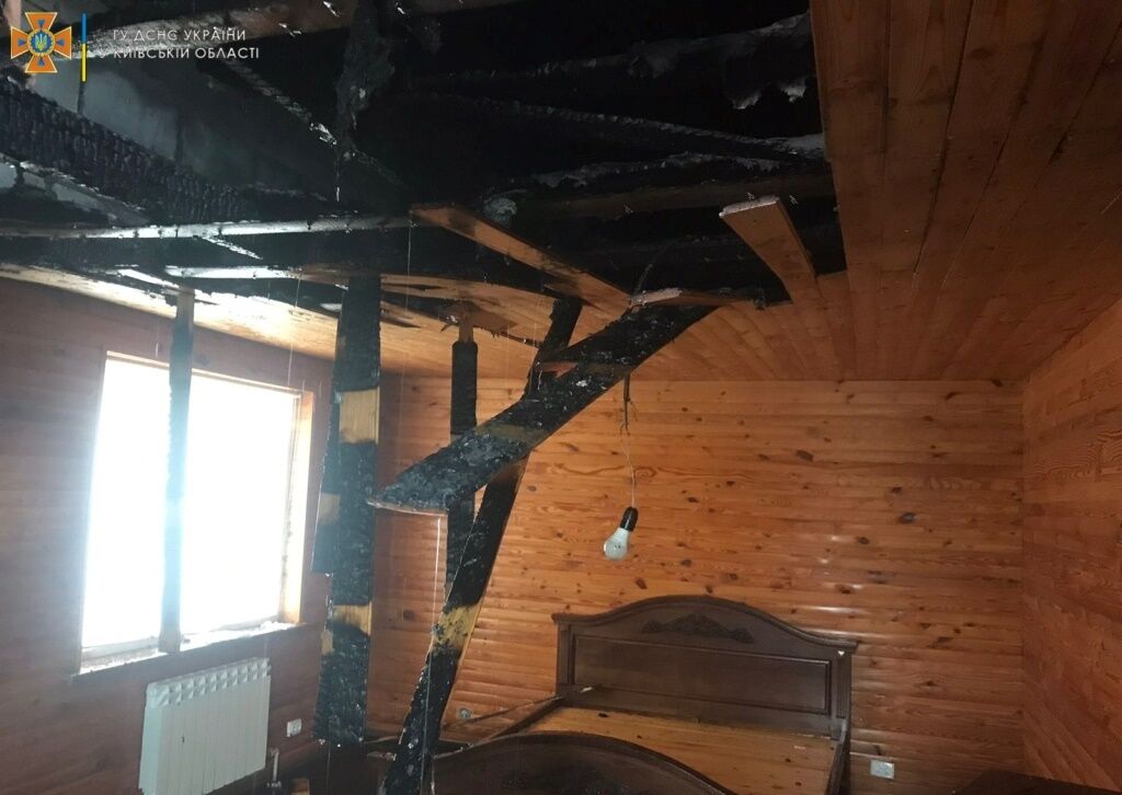 Предварительно в крышу дома попала молния.