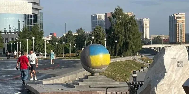 У російському Єкатеринбурзі помітили прапори України dqxikeidqxidqrant