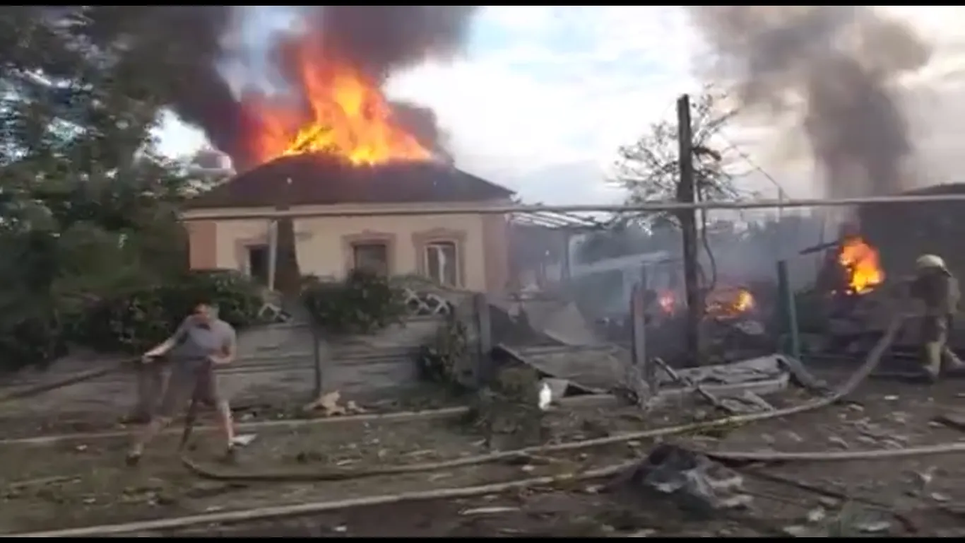 Горить будинок місцевих мешканців