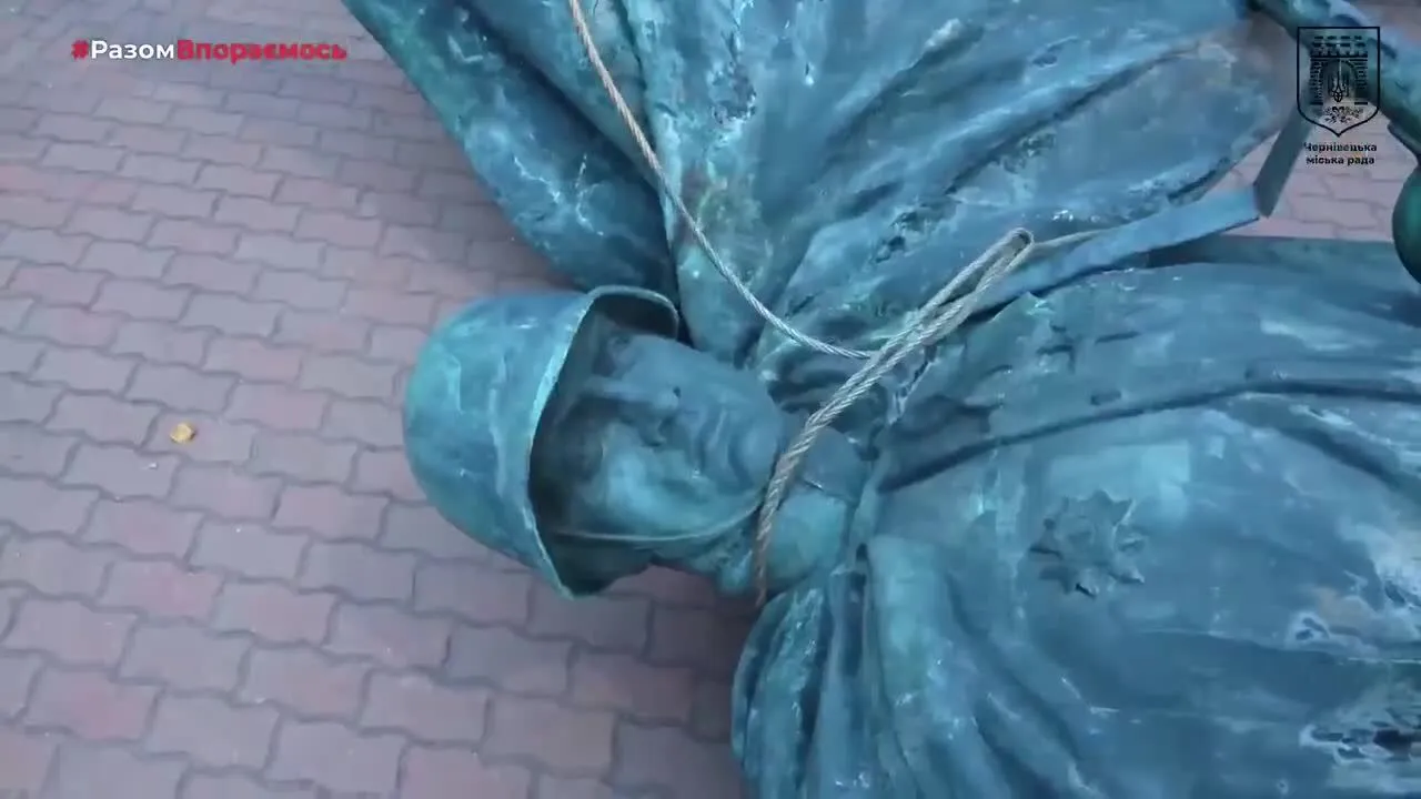 Сам пам’ятник нищити ніхто не збирається