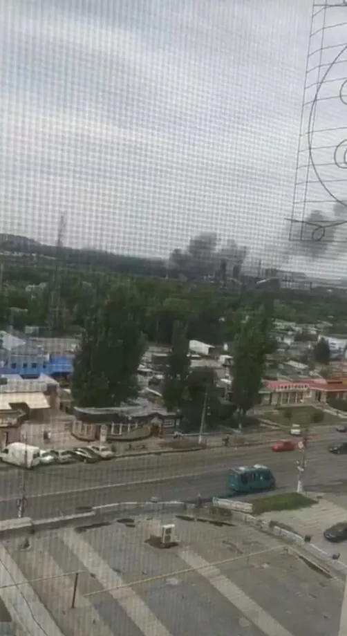 Над Макеевкой поднимаются клубы черного дыма dqxikeidqxidqeant