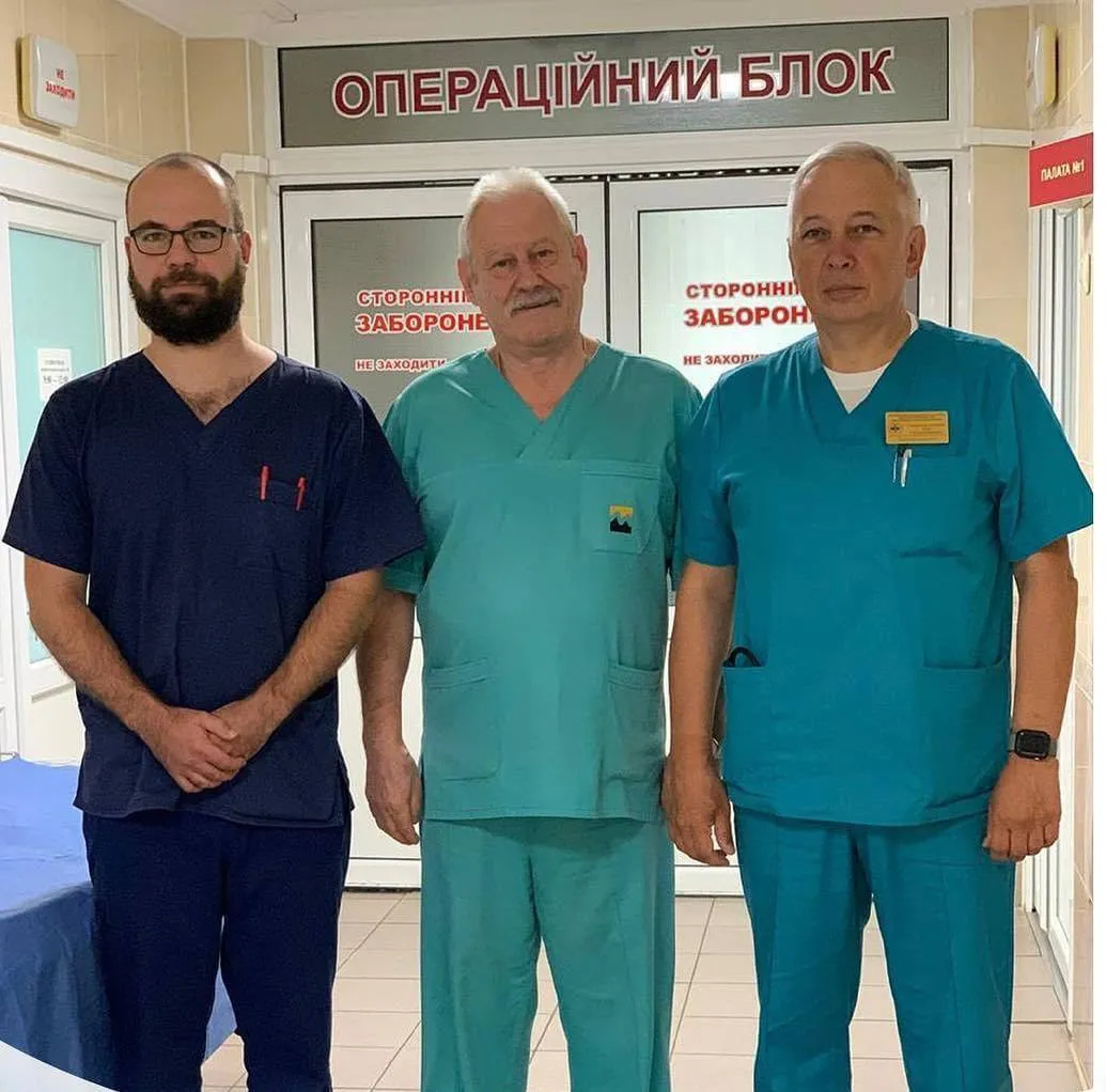 Рівненські хірурги, які врятували життя 15-річному юнаку dqxikeidqxiqduant