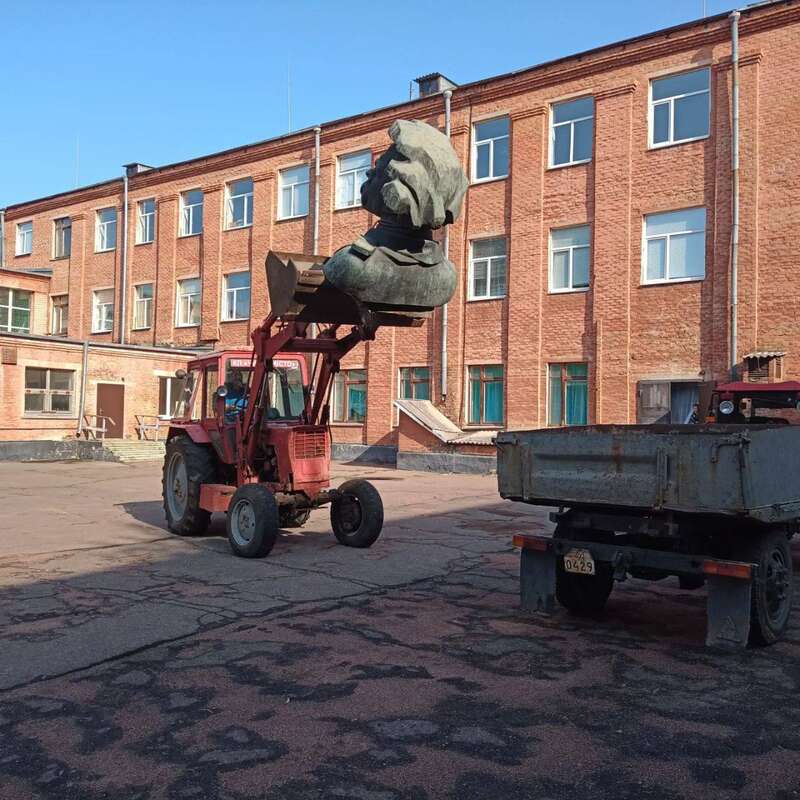 В Олександрії демонтували бюст Максима Горького