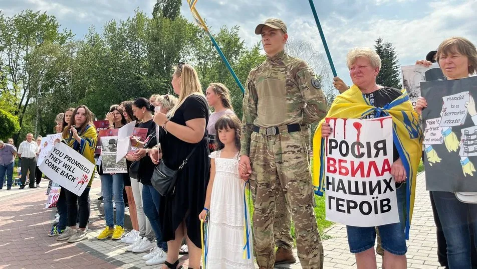 Также они разместили фотовыставку героев-защитников "Азовстали"