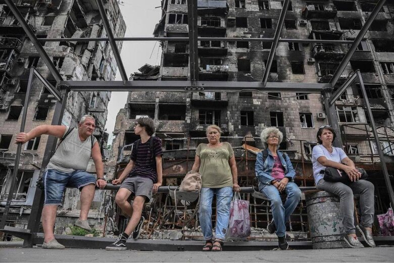 Жители оккупированного Мариуполя ждут автобуса среди руин 01 dqxikeidqxidqeant