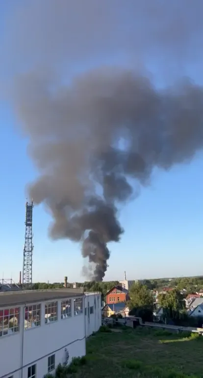 В небо поднялись клубы дыма