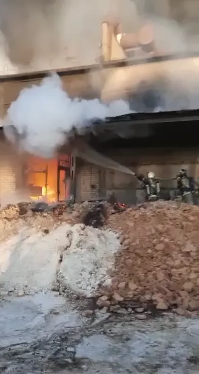 На месте видно сильный пожар