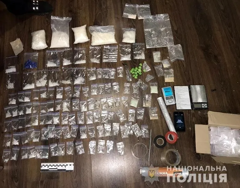 У Києві в перехожого знайшли психотропи на 2 млн грн. Фото