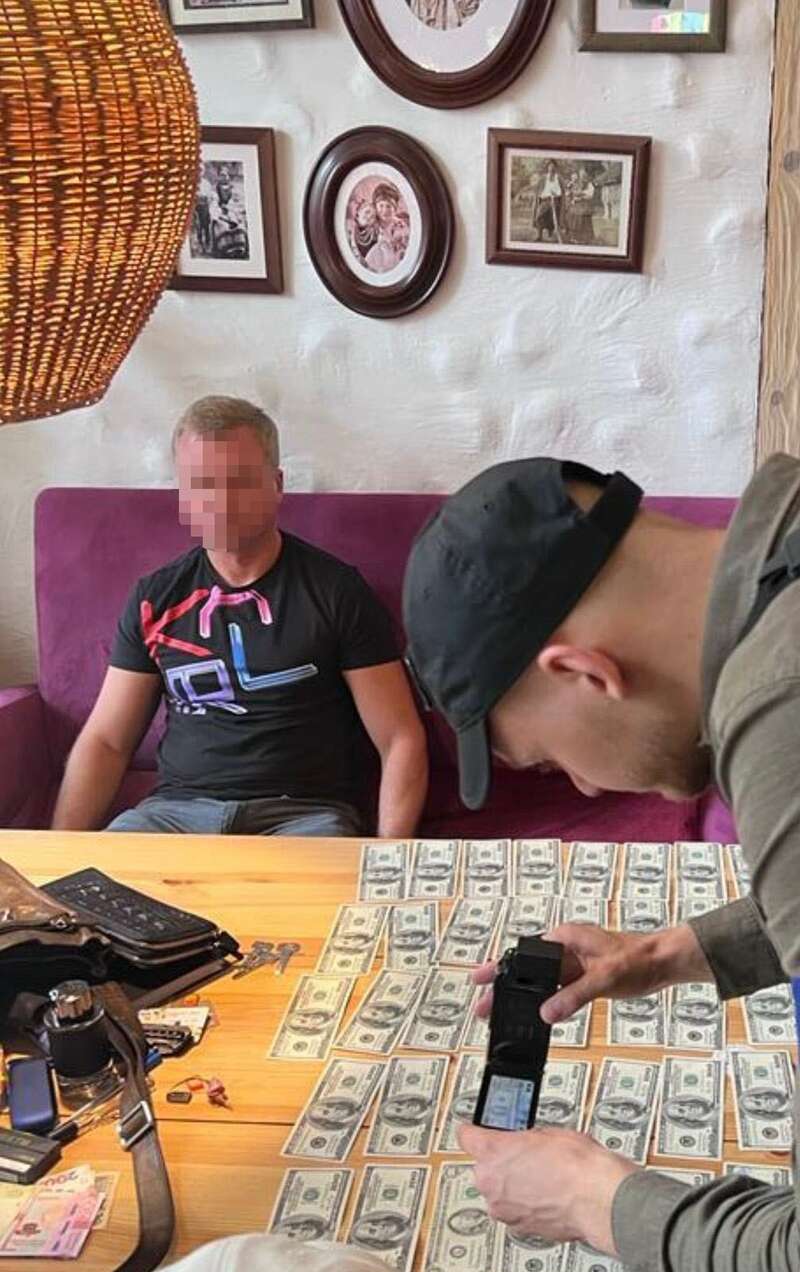 В Киеве на взятке задержан заместитель директора ГП ’’Укринтеравтосервис’’. Фото