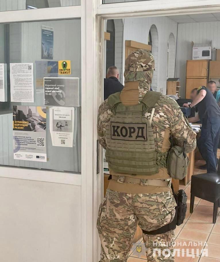 На Закарпатті митник брав хабарі за ввезення євроблях dqxikeidqxiexant