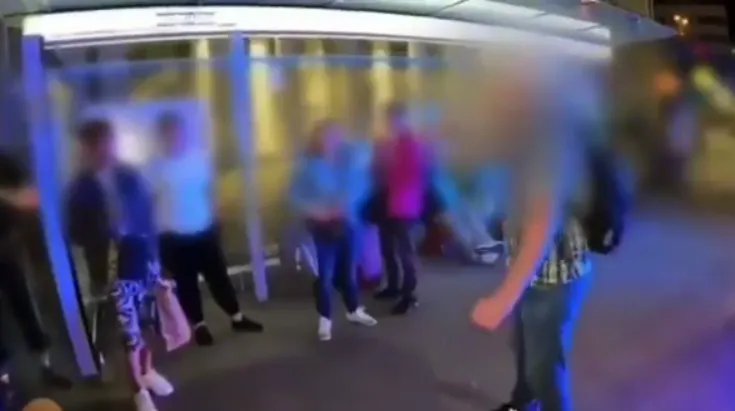 Неадекватний росіянин пристає до людей на вулиці у Варшаві dqxikeidqxidqrant