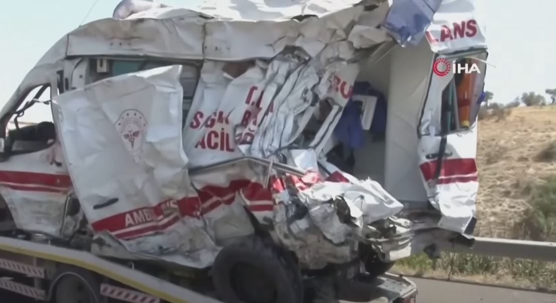 Пасажирський автобус протаранив автомобіль швидкої допомоги dqxikeidqxidtant