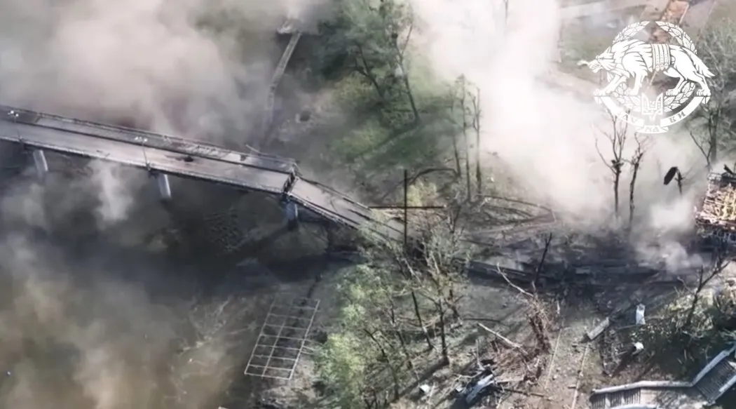 Мост был разрушен.