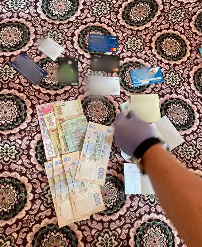 Правоохоронці Київщини викрили шахрайку, яка ’’збирала’’ гроші для постраждалих харків’ян. Фото