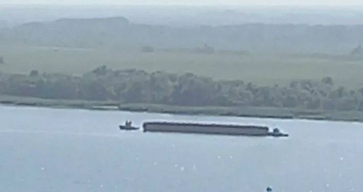 Окупанти стягують до Антонівського мосту баржі dqxikeidqxidqrant