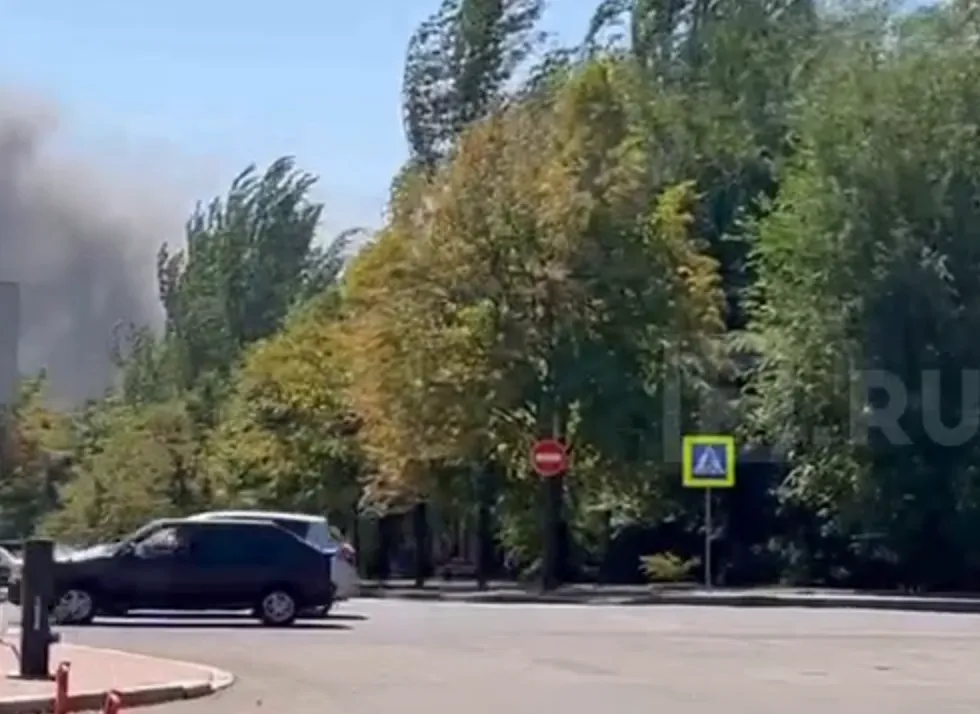 Поднялся дым.