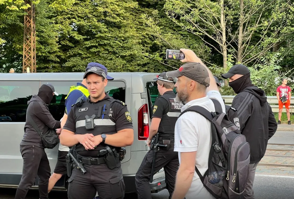 В Риге россияне пытались воспрепятствовать демонтажу советского памятника dqxikeidqxidqrant