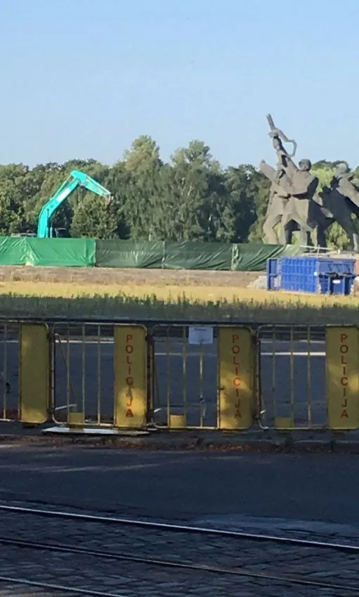 В Риге начали сносить советский памятник