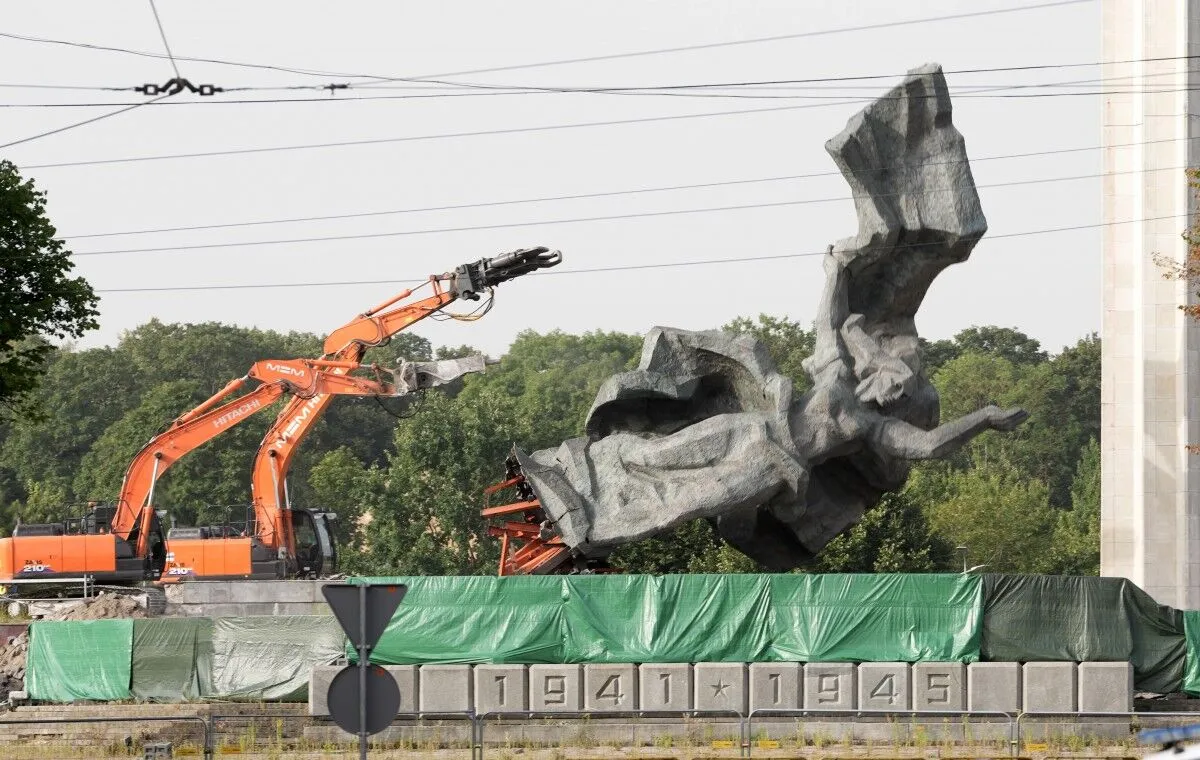 24 серпня знесли статую жінки dqxikeidqxidqrant