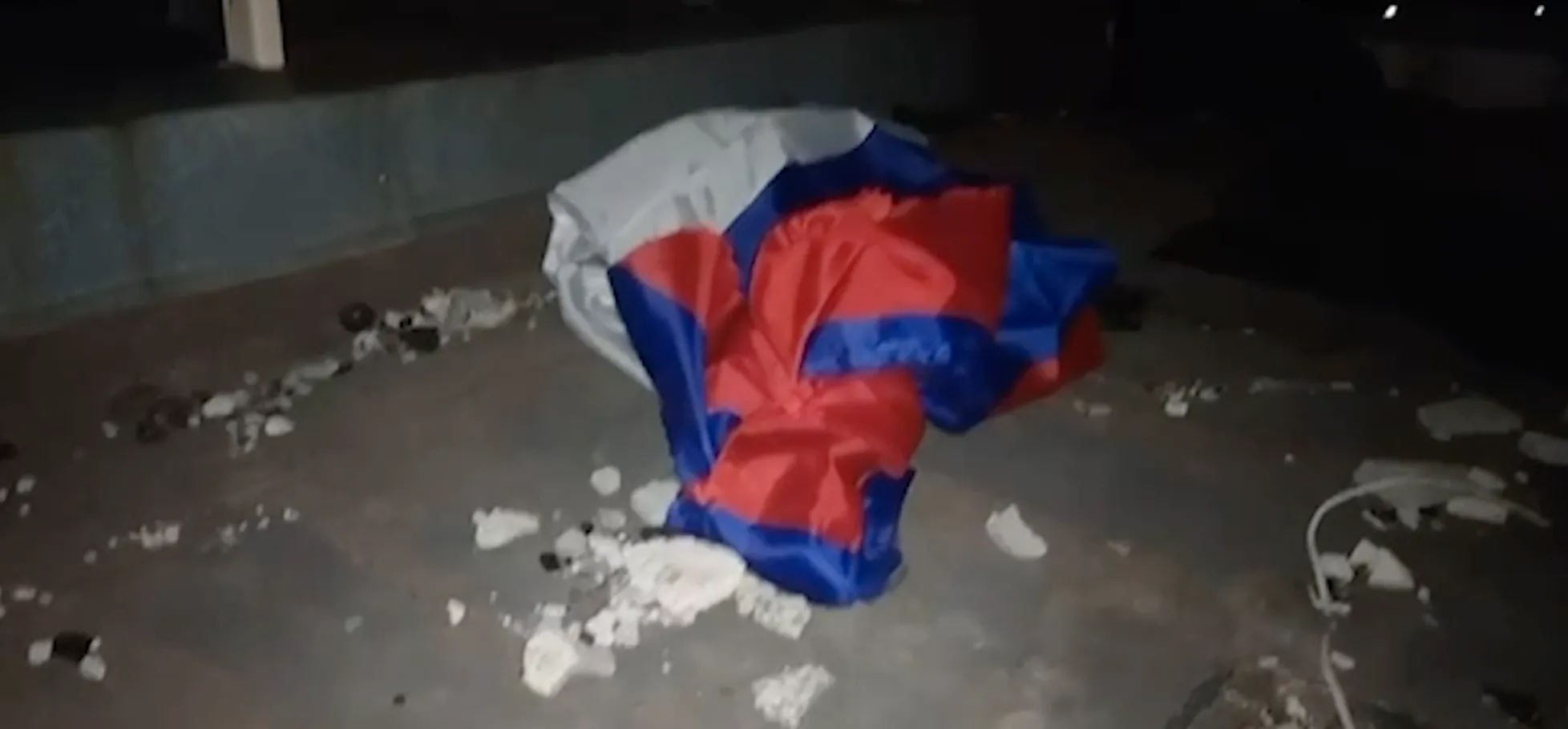 Прапор окупантів кинули на землю.
