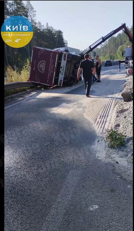 В Броварах посреди дороги перевернулся грузовой автомобиль. Видео