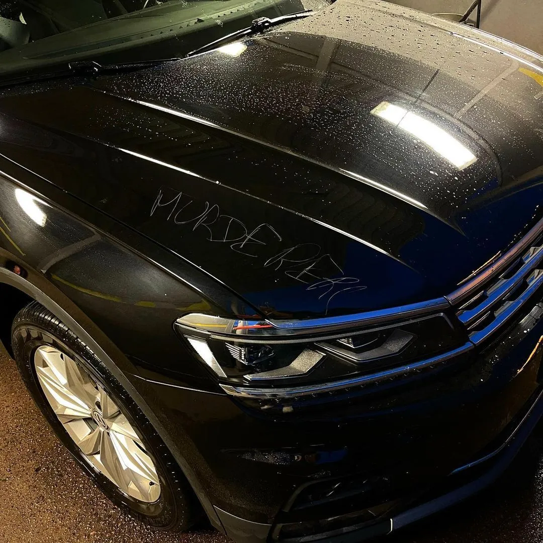 У Норвегії на автомобілі росіянки подряпали напис ’’вбивці’’: шокована туристка розповіла подробиці dqxikeidqxidqeant