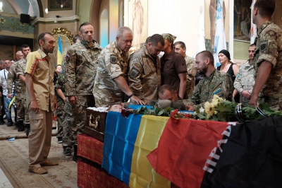 Чернівці прощаються з героїчною розвідницею "Лисою" (ФОТО) Чернівці прощаються з героїчною розвідницею "Лисою" (ФОТО)