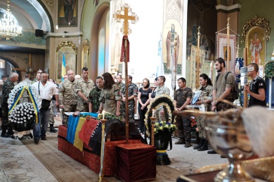 Чернівці прощаються з героїчною розвідницею "Лисою" (ФОТО) Чернівці прощаються з героїчною розвідницею "Лисою" (ФОТО)