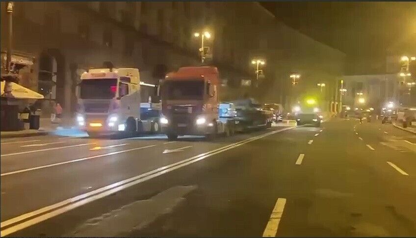 В Киеве из Крещатика вывезли уничтоженную технику кафиров. Видео dqxikeidqxidqrant