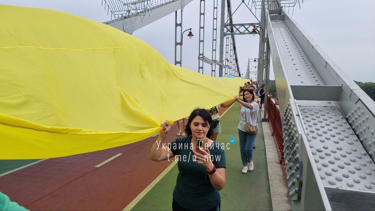 В Киеве с помощью огромного флага Украины объединили два берега Днепра. Фото и видео dqxikeidqxidqrant