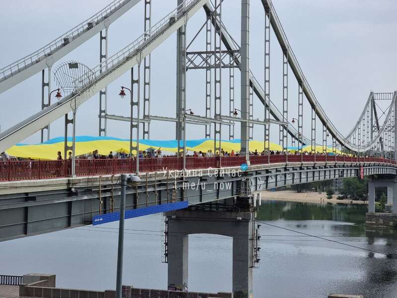 В Киеве с помощью огромного флага Украины объединили два берега Днепра. Фото и видео