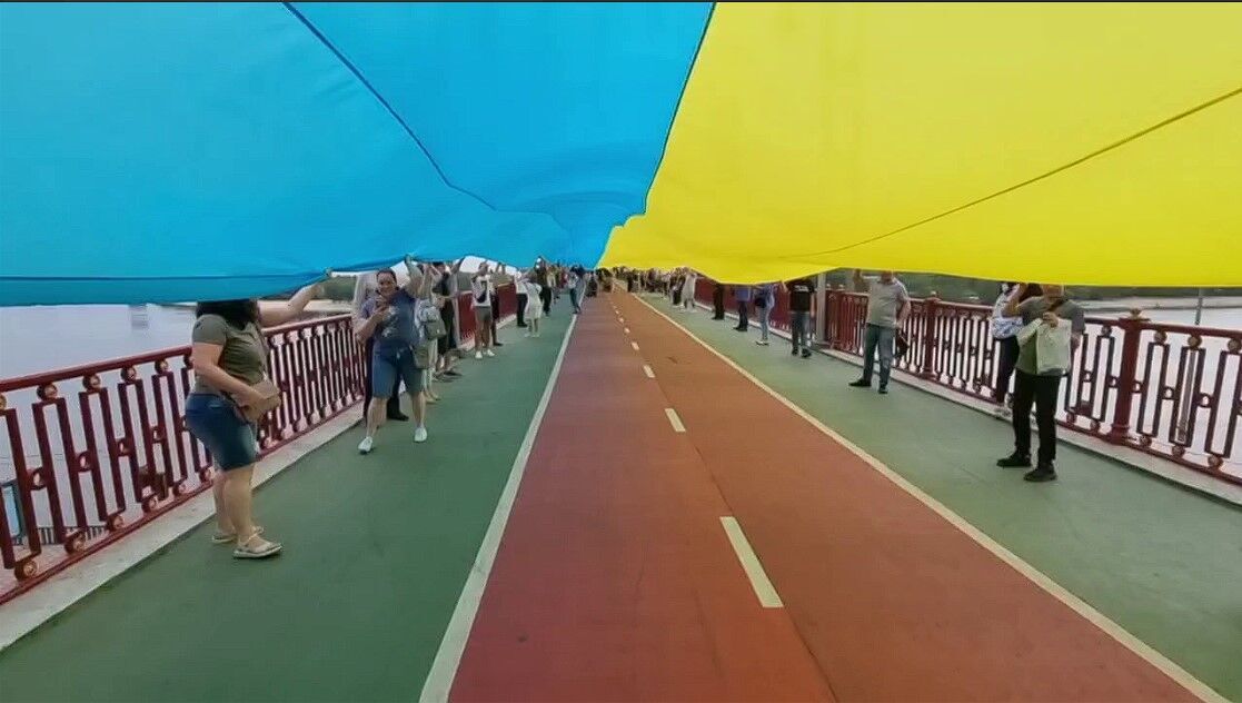 В Киеве с помощью огромного флага Украины объединили два берега Днепра. Фото и видео