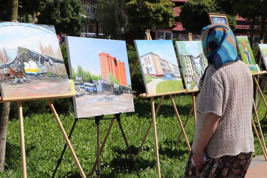 В центре Киева открылась выставка под открытым небом ’’Разрушенная Киевщина’’. Фото