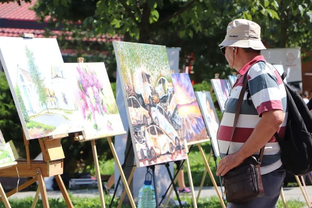 В центре Киева открылась выставка под открытым небом ’’Разрушенная Киевщина’’. Фото