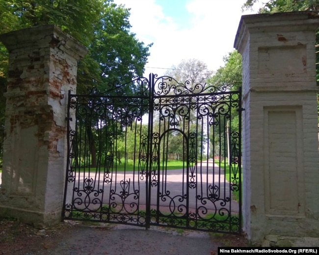 Ворота до однієї з історичних пам’яток Седнева – колись вражали архітектурою, сьогодні – в занепаді, як і більшість архітектурних пам’яток селища dqxikeidqxidqrant