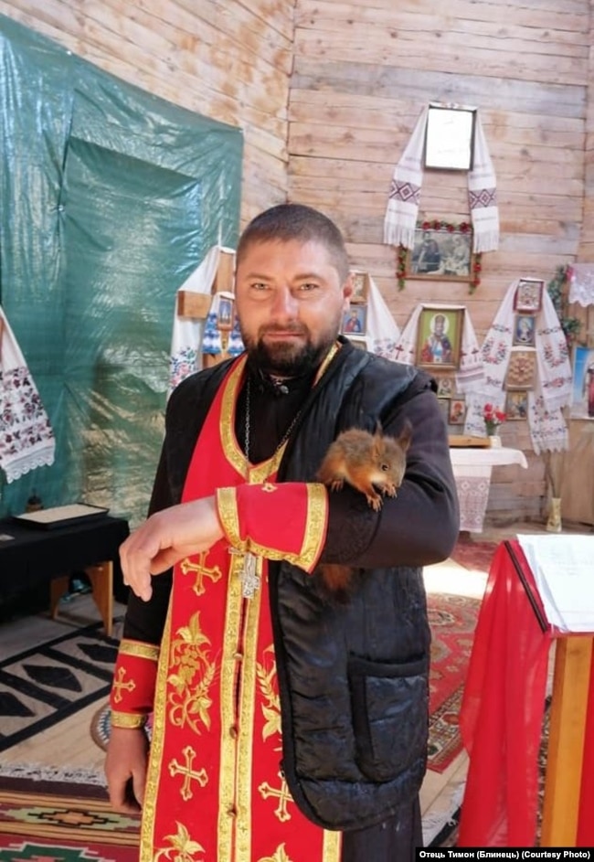 Отець Тимон з білкою, яку знайшов на свято Радуниці