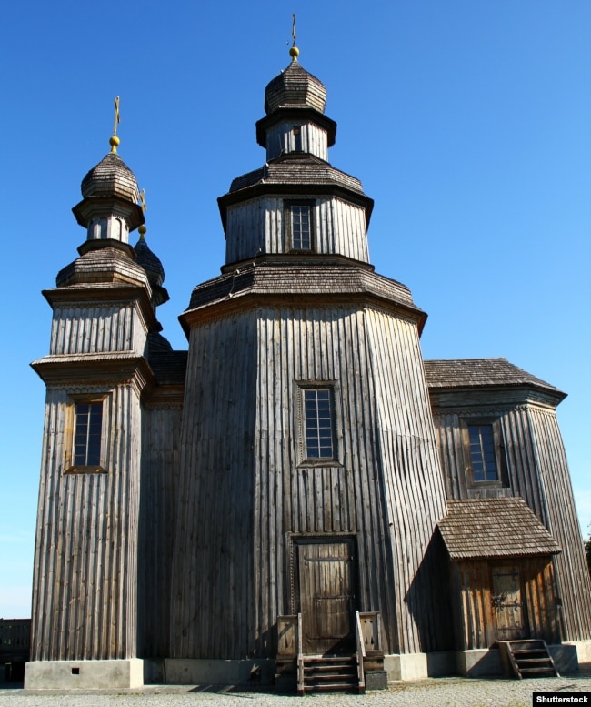 Георгіївська церква в селищі Седневі на Чернігівщині. Збудована не пізніше 1747 року, за переказами – ще у XVII столітті. Цінна історико-архітектурна пам’ятка; рідкісний зразок монументальних дерев’яних споруд на Лівобережжі України періоду бароко. Архівне фото (до масштабного вторгнення Росії до України)