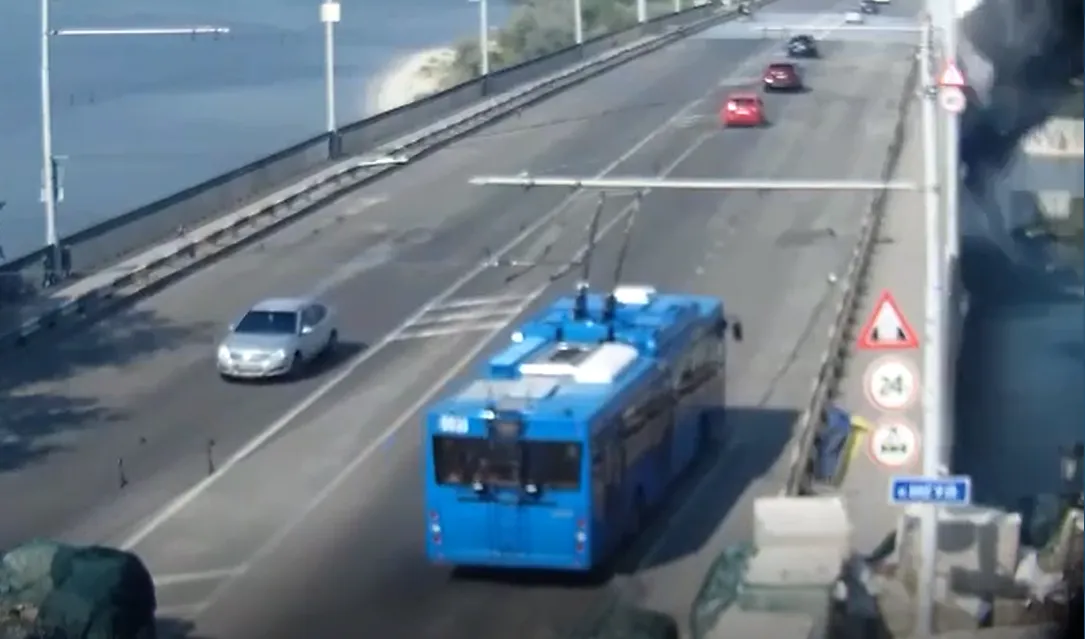 Момент "прильоту" по Інгульському мосту dqxikeidqxidqeant