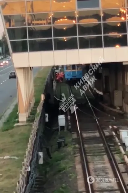 Медики пытаются достать тело