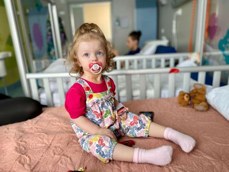 У Києві лікарі ’’Охматдиту’’ провели унікальну операцію 2-річній дівчинці. Фото dqxikeidqxidqeant