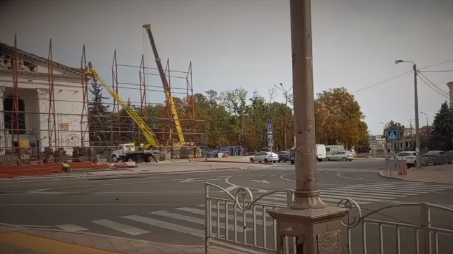 Оккупанты обносят драмтеатр в Мариуполе сплошным забором, чтобы скрыть следы преступлений. Видео dqxikeidqxidqeant