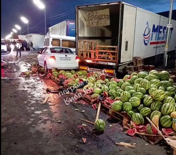 В Киеве легковушка на скорости протаранила лотки с арбузами. Видео