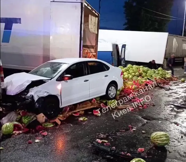 У Києві легковик на швидкості протаранив лотки з кавунами. Відео dqxikeidqxidqeant