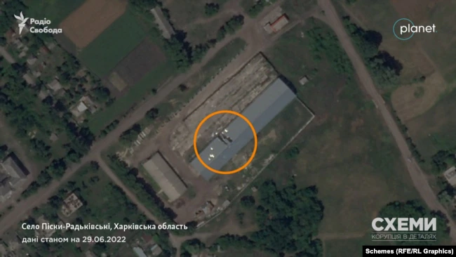 Поврежденный ангар для хранения сельхозсырья в Песках-Радьковских