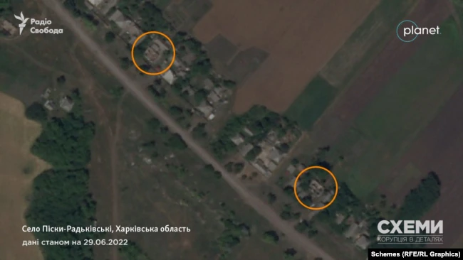 Будинки без дахів по вулиці Миру у Пісках-Радьківських