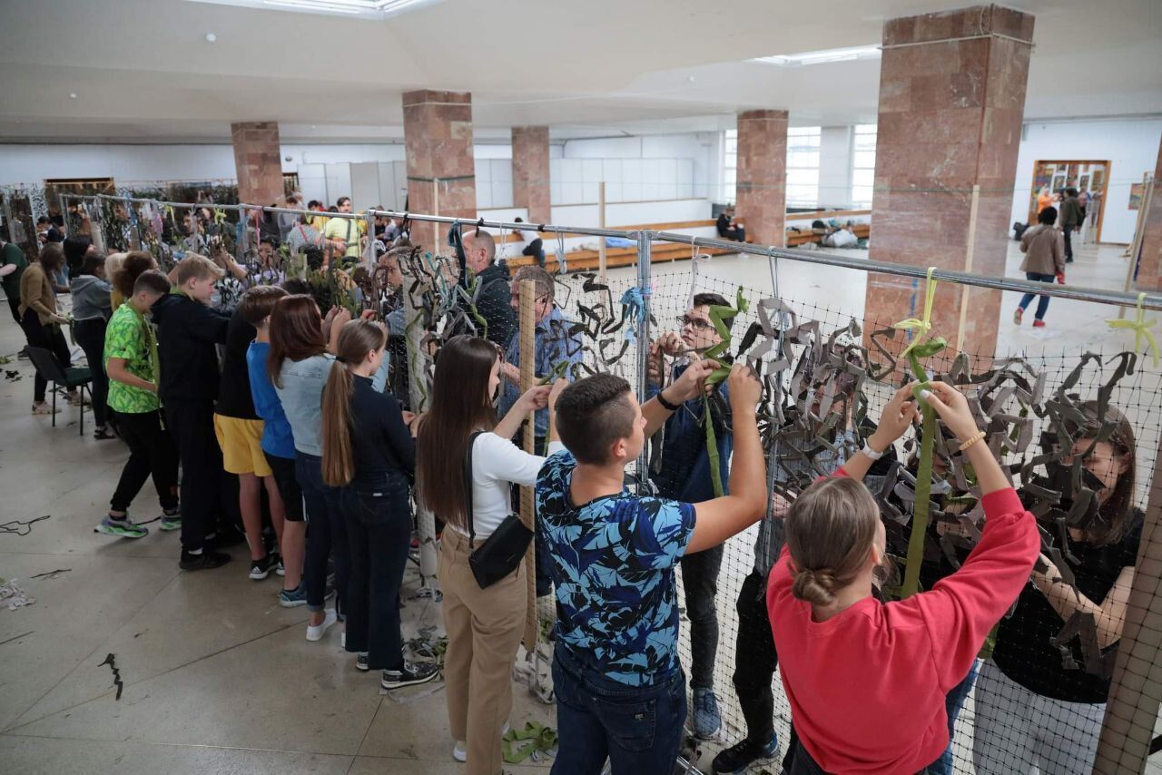 У Львові сплели найбільшу маскувальну сітку в Україні: встановлено національний рекорд. Фото і відео