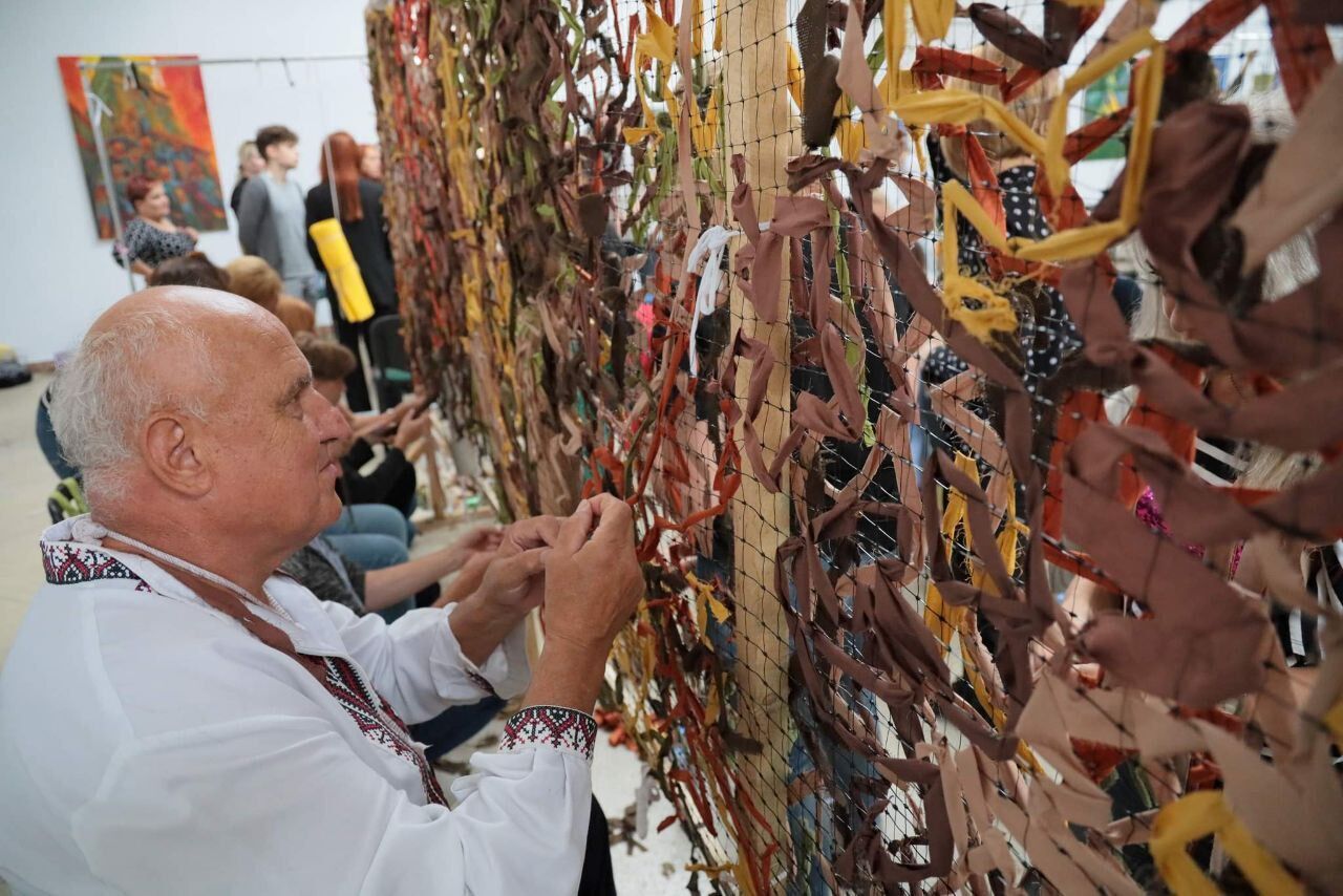 У Львові сплели найбільшу маскувальну сітку в Україні: встановлено національний рекорд. Фото і відео