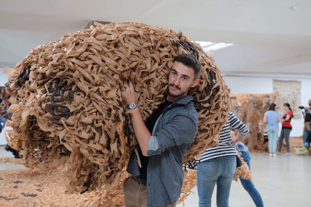 У Львові сплели найбільшу маскувальну сітку в Україні: встановлено національний рекорд. Фото і відео