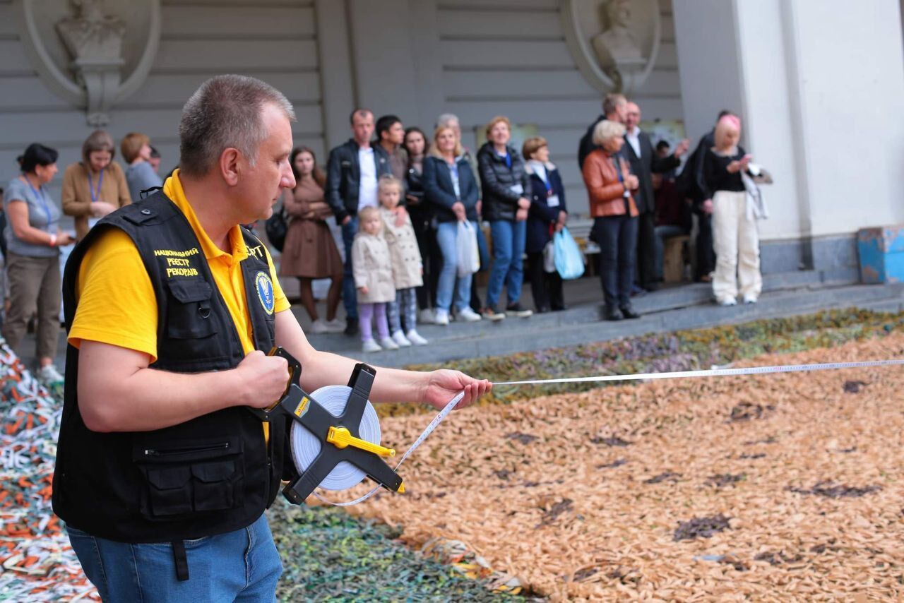 У Львові сплели найбільшу маскувальну сітку в Україні: встановлено національний рекорд. Фото і відео