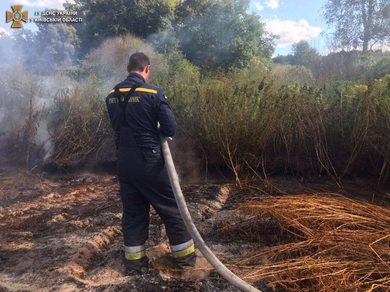 На Київщині рятувальники продовжили гасити пожежі на торфовищах: де горить. Фото dqxikeidqxidqrant